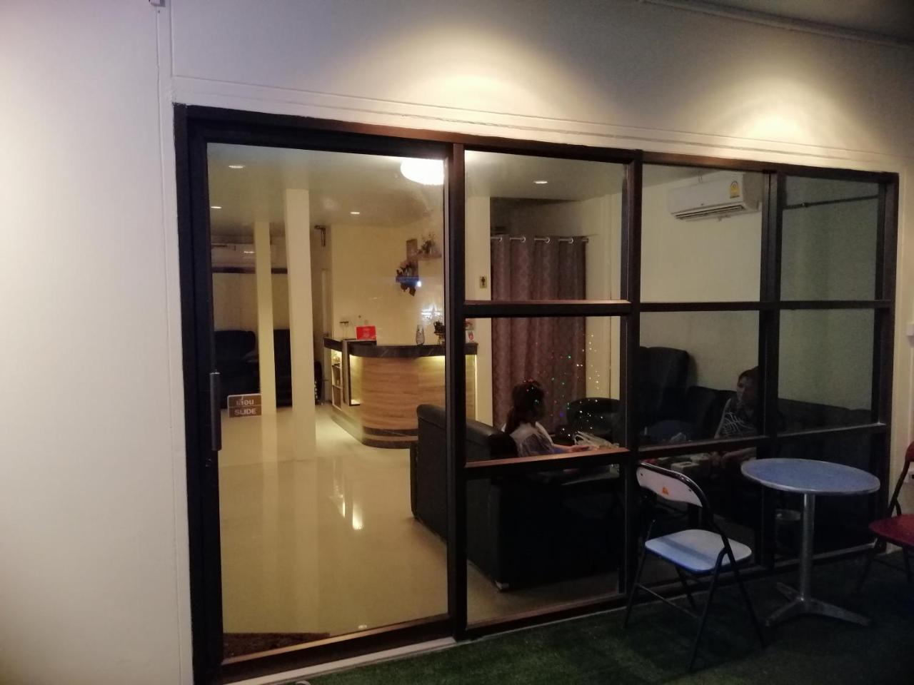 The Baan Nathong Hostel Bangkok Buitenkant foto