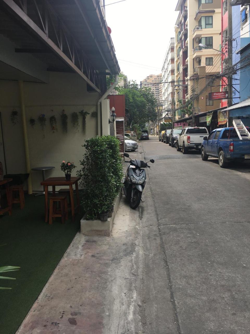 The Baan Nathong Hostel Bangkok Buitenkant foto