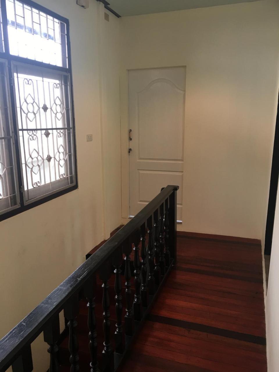 The Baan Nathong Hostel Bangkok Buitenkant foto
