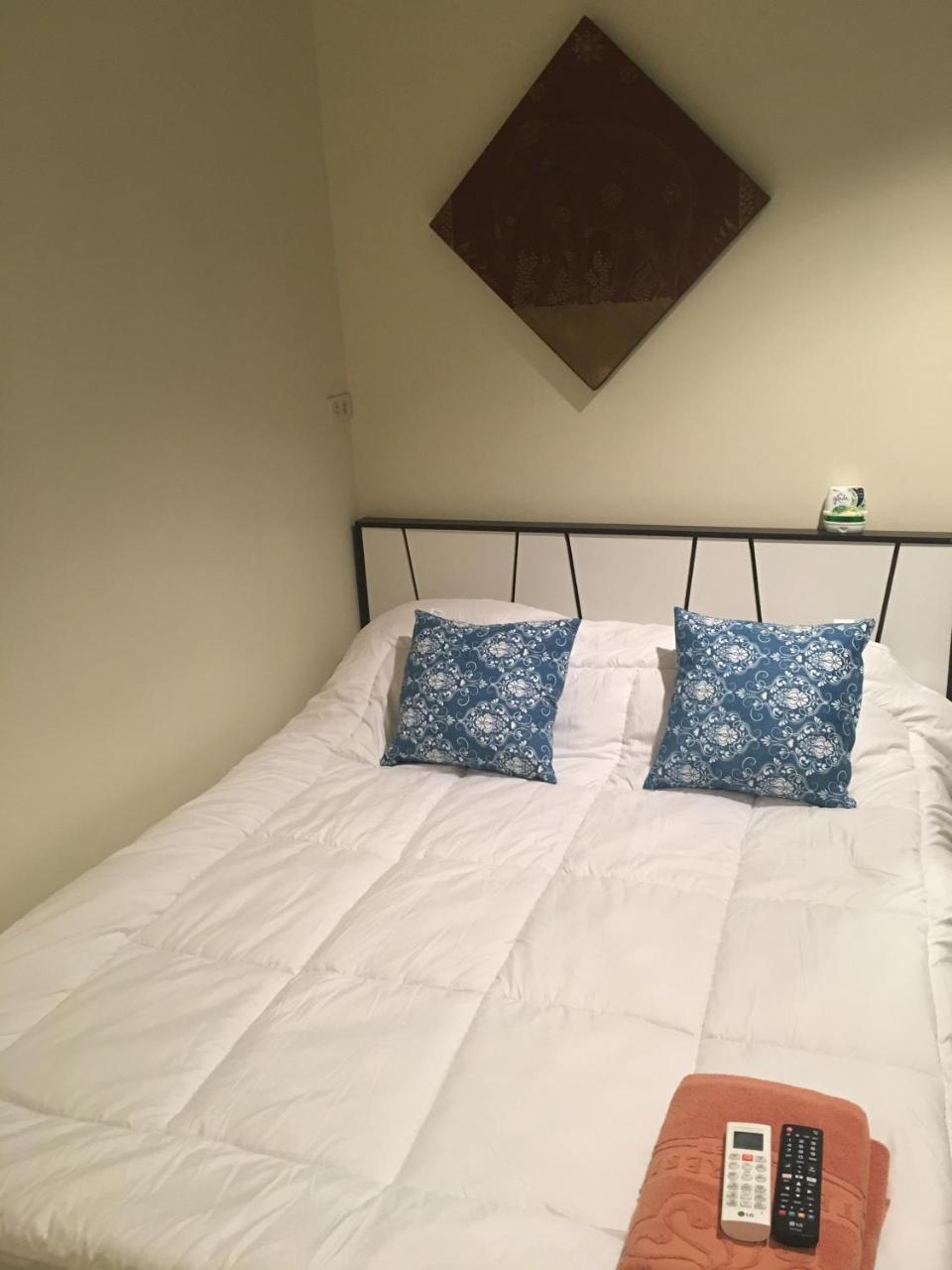The Baan Nathong Hostel Bangkok Buitenkant foto