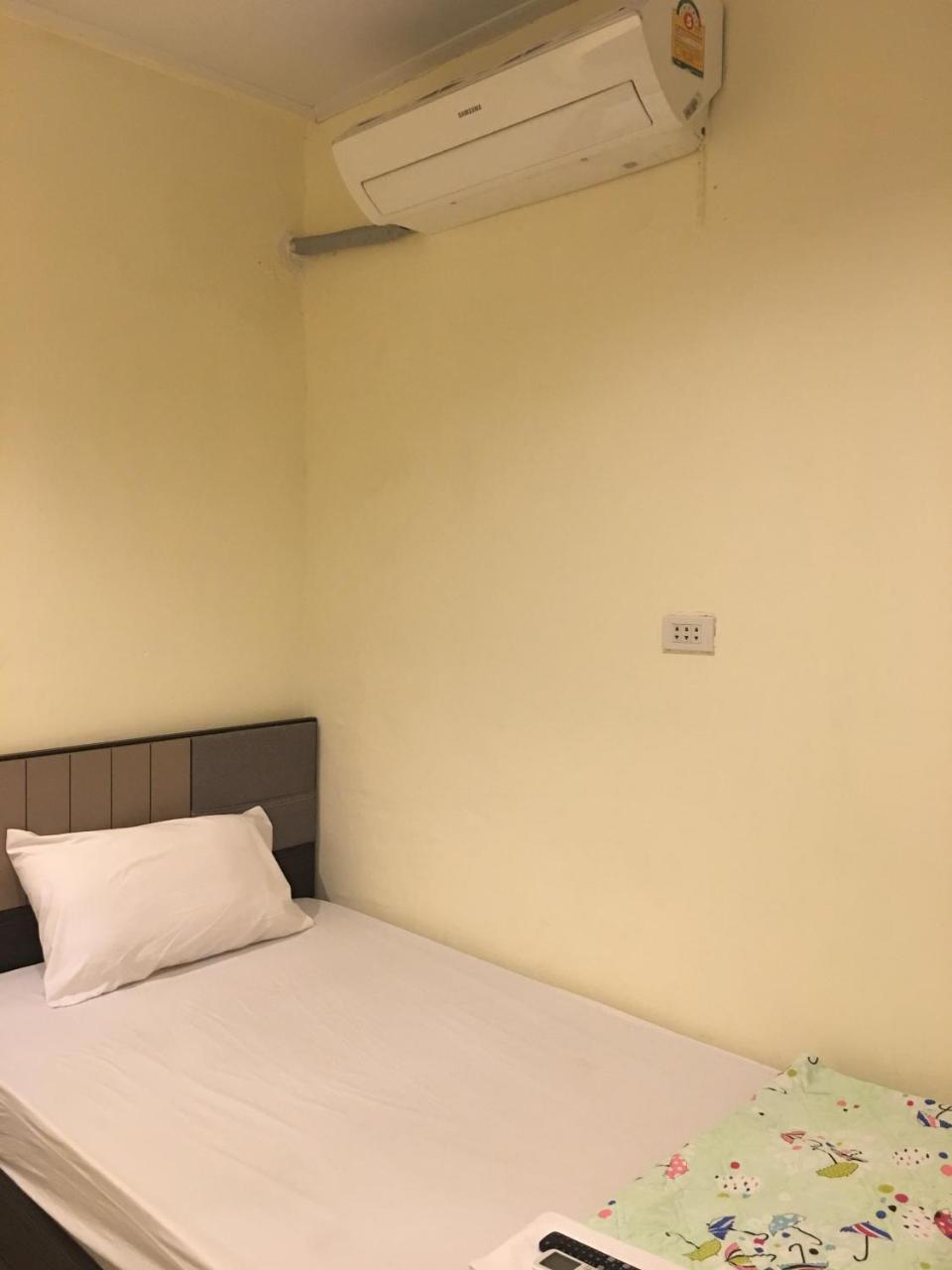 The Baan Nathong Hostel Bangkok Buitenkant foto