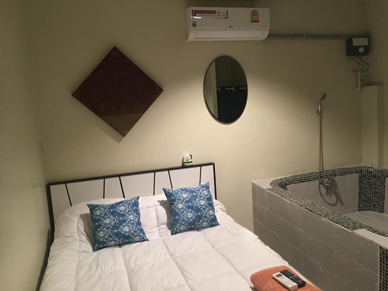 The Baan Nathong Hostel Bangkok Buitenkant foto