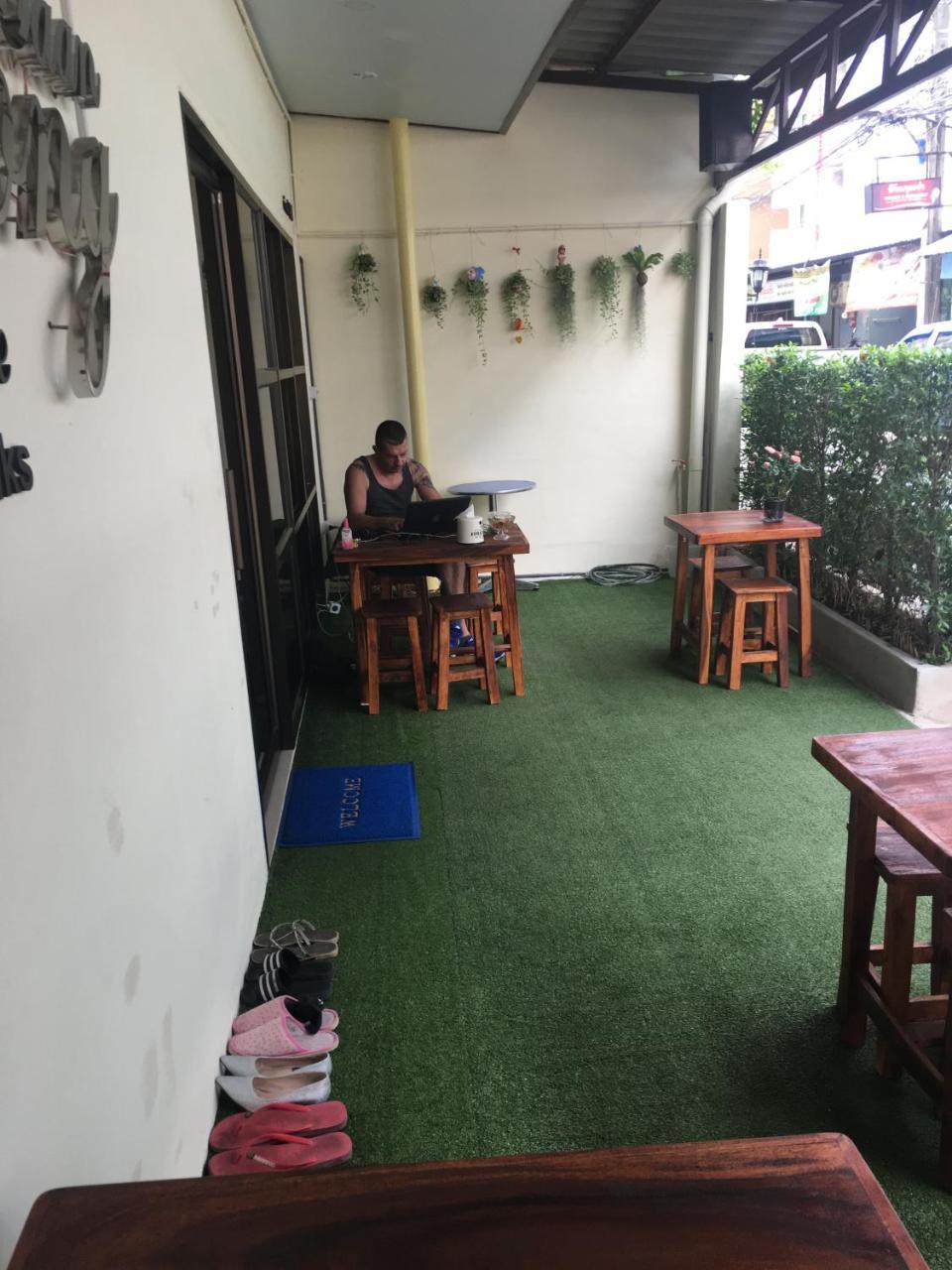 The Baan Nathong Hostel Bangkok Buitenkant foto