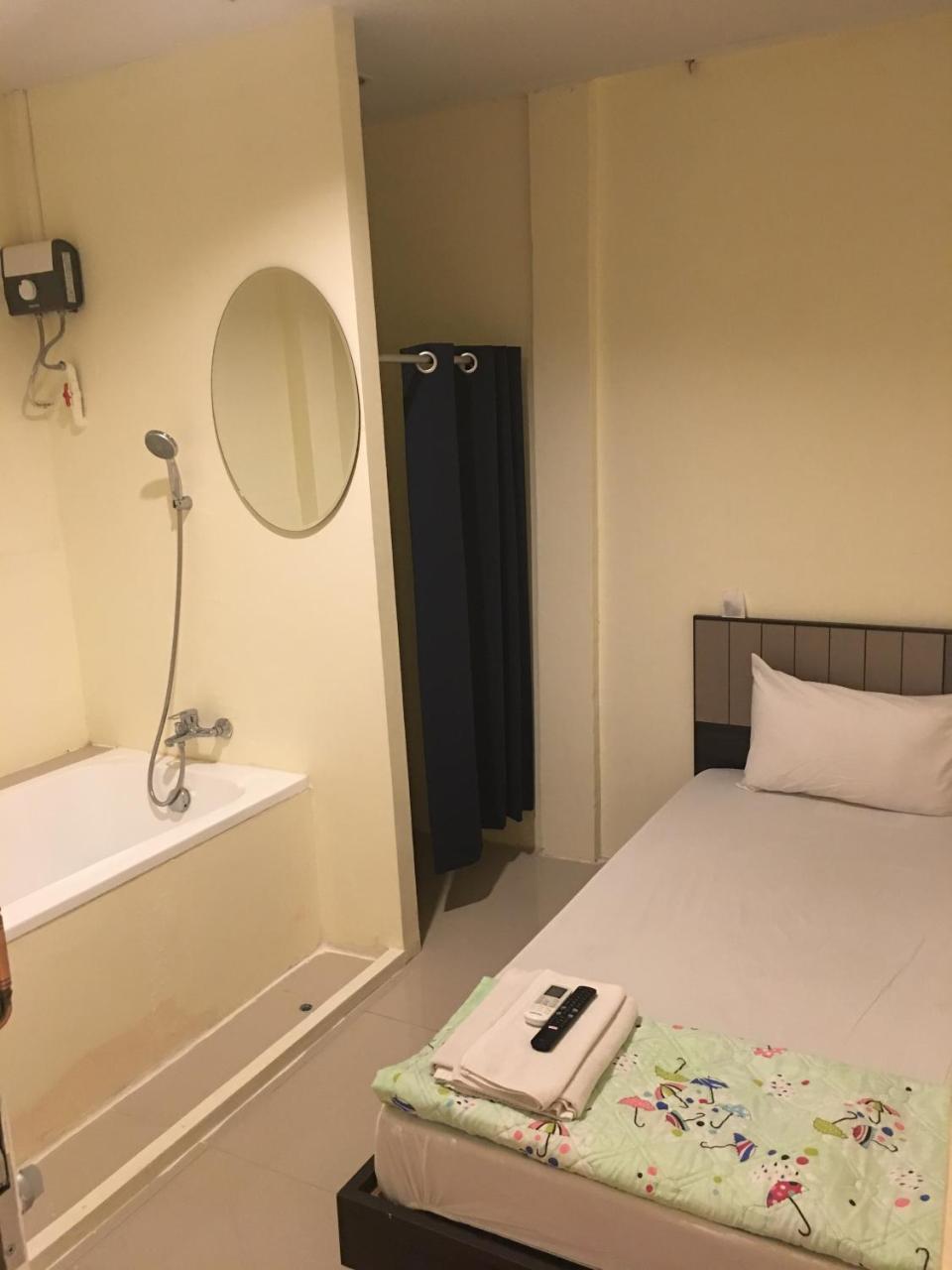 The Baan Nathong Hostel Bangkok Buitenkant foto