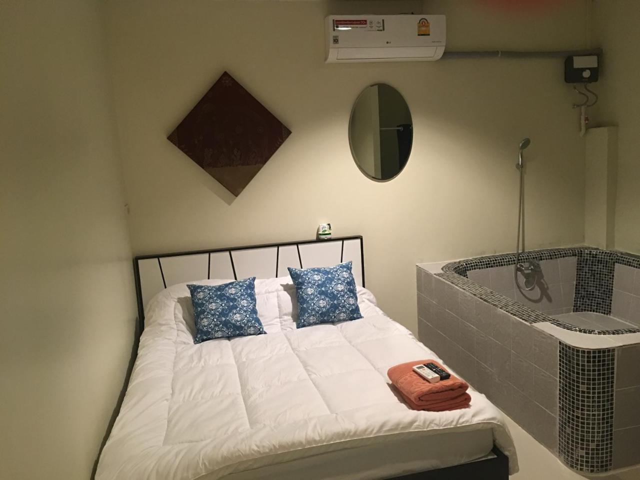 The Baan Nathong Hostel Bangkok Buitenkant foto