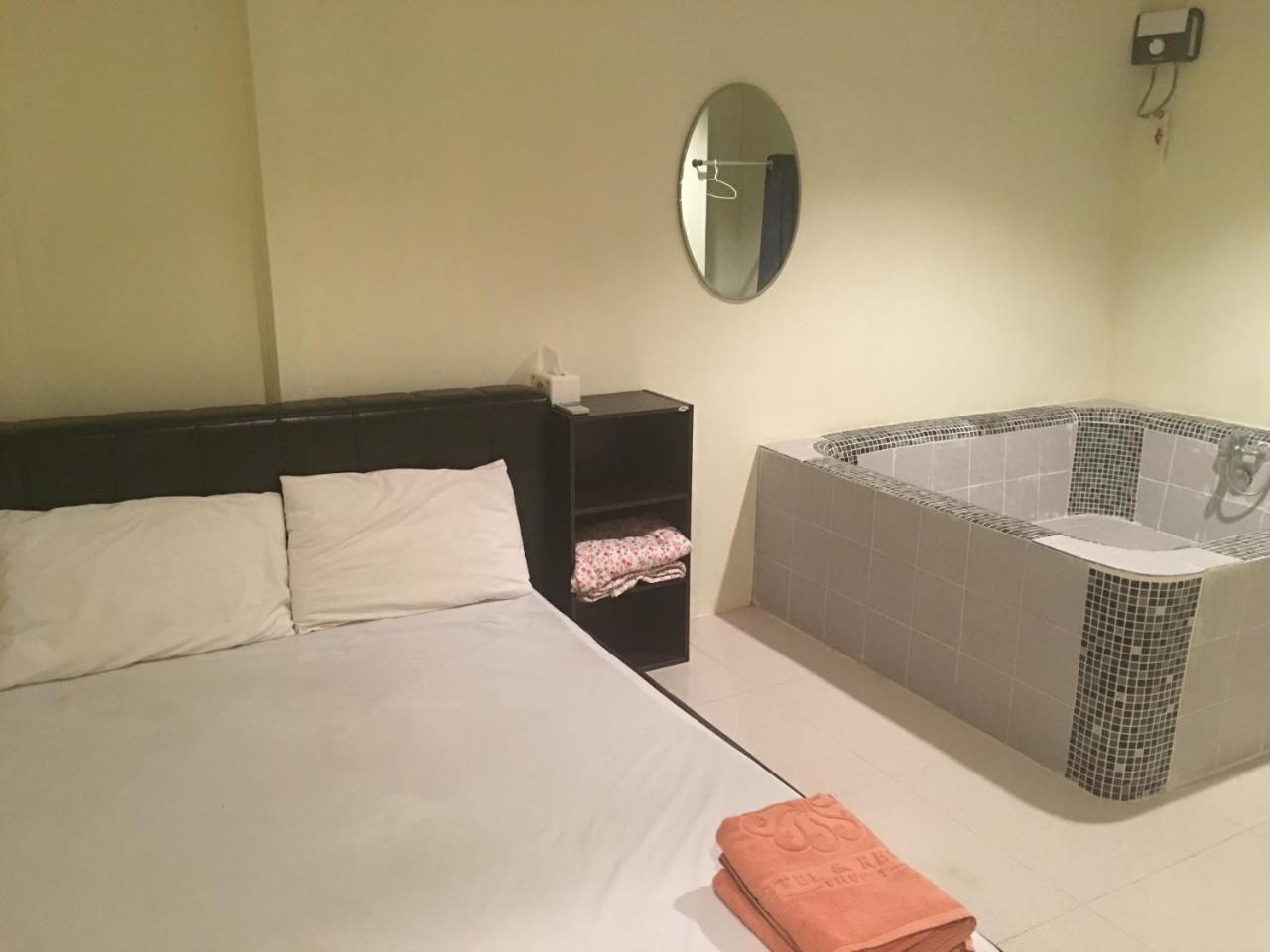 The Baan Nathong Hostel Bangkok Buitenkant foto