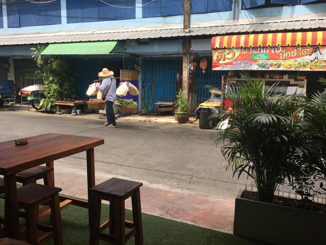 The Baan Nathong Hostel Bangkok Buitenkant foto