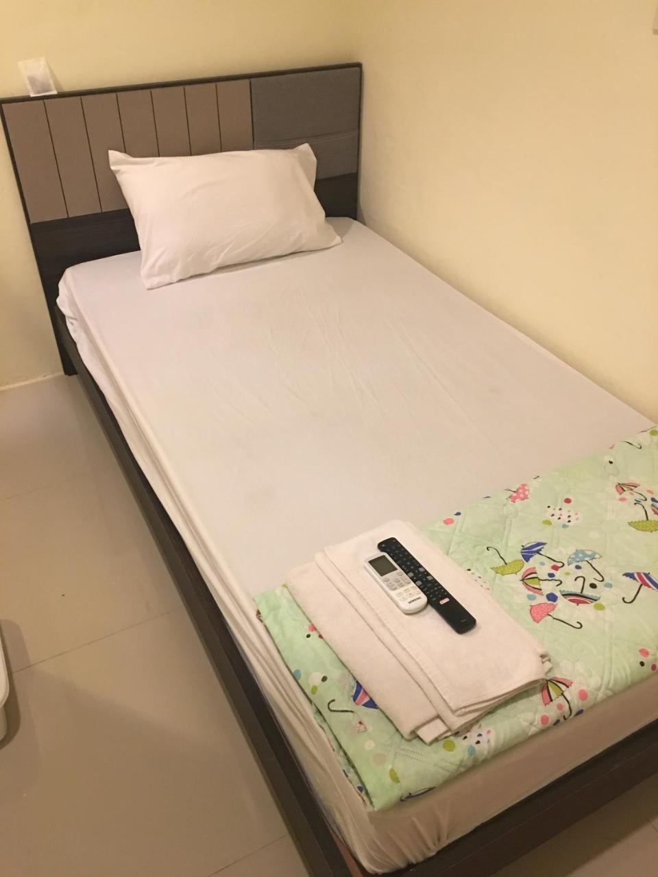 The Baan Nathong Hostel Bangkok Buitenkant foto
