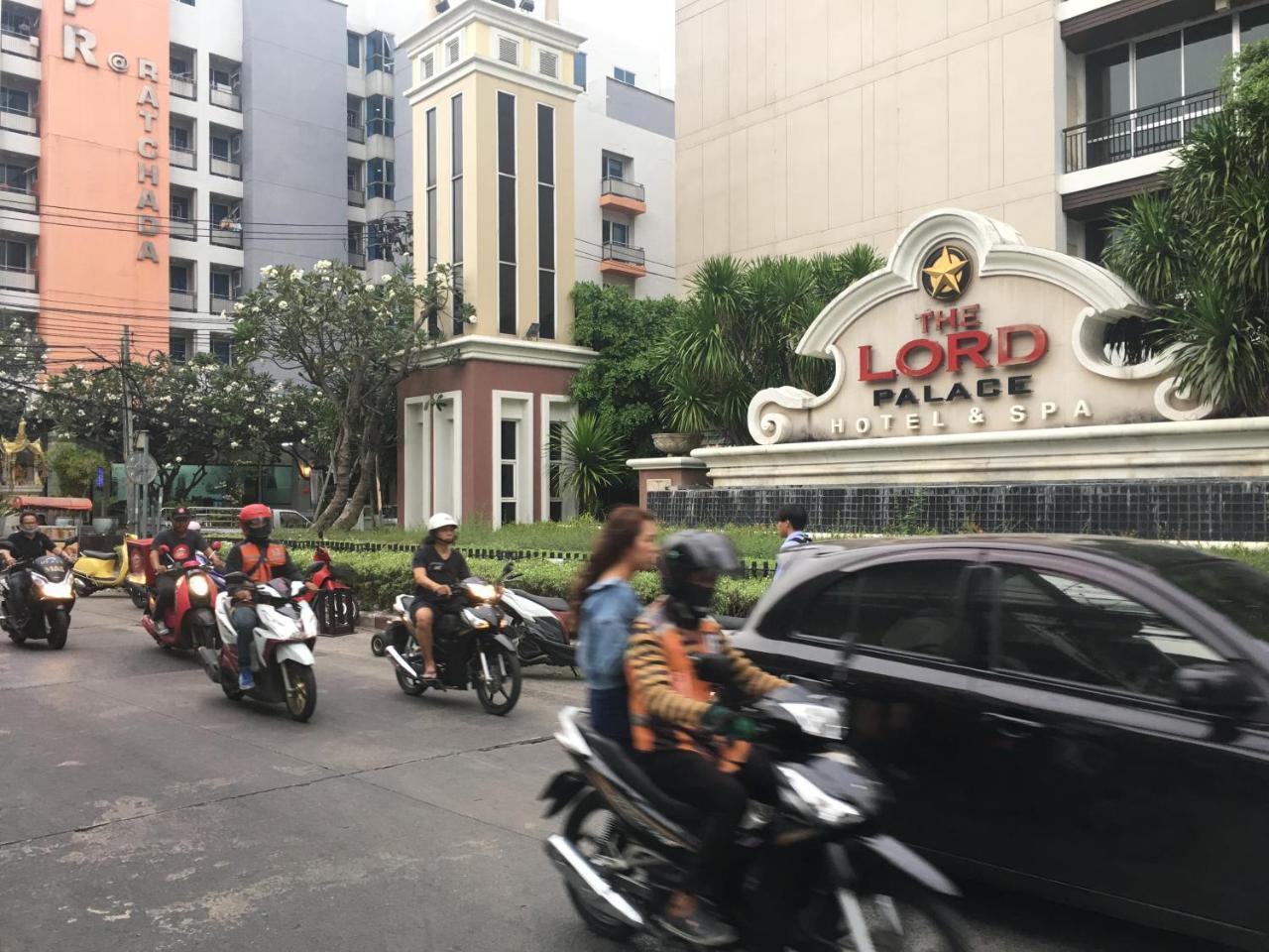The Baan Nathong Hostel Bangkok Buitenkant foto